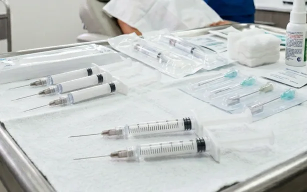 Médica infiltrando bioestimulador de colágeno en la mejilla de una mujer